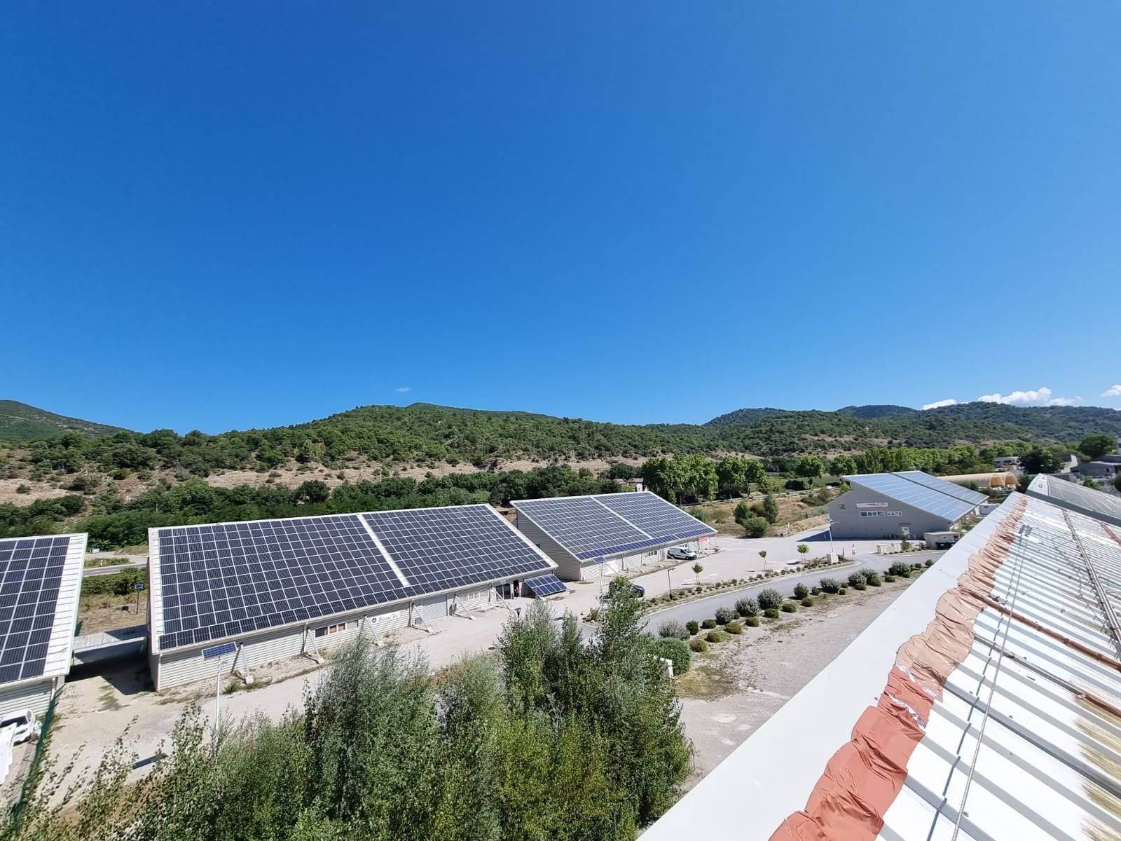 découvrez nos services d'installation photovoltaïque dans l'hérault. profitez des énergies renouvelables pour réduire vos factures d'électricité et contribuer à un avenir durable. contactez-nous pour un devis personnalisé !