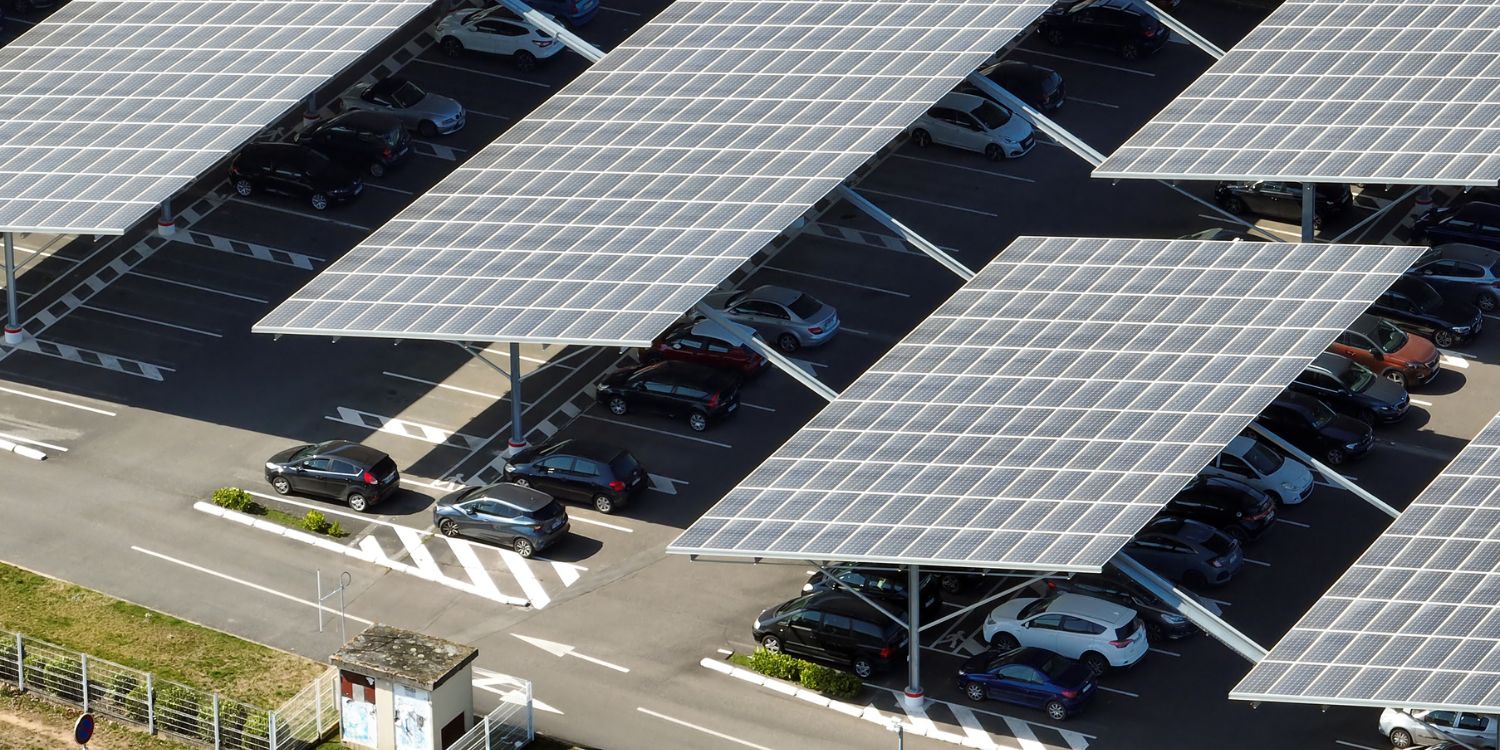 découvrez les avantages des ombrières solaires pour parkings, alliant protection contre les intempéries et production d'énergie renouvelable. transformez votre espace de stationnement en une source d'énergie durable tout en offrant du confort aux usagers.