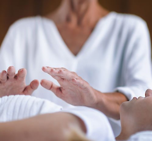 découvrez les bienfaits des soins énergétiques à distance pour harmoniser votre énergie et améliorer votre bien-être. profitez d'une expérience apaisante et transformative, le tout depuis le confort de votre maison. réveillez votre potentiel intérieur grâce à des séances personnalisées et adaptées à vos besoins.