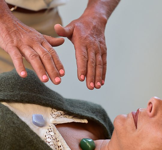 découvrez les bienfaits des soins énergétiques pour harmoniser votre corps et votre esprit. nos techniques douces et naturelles vous aideront à retrouver équilibre, sérénité et bien-être au quotidien.