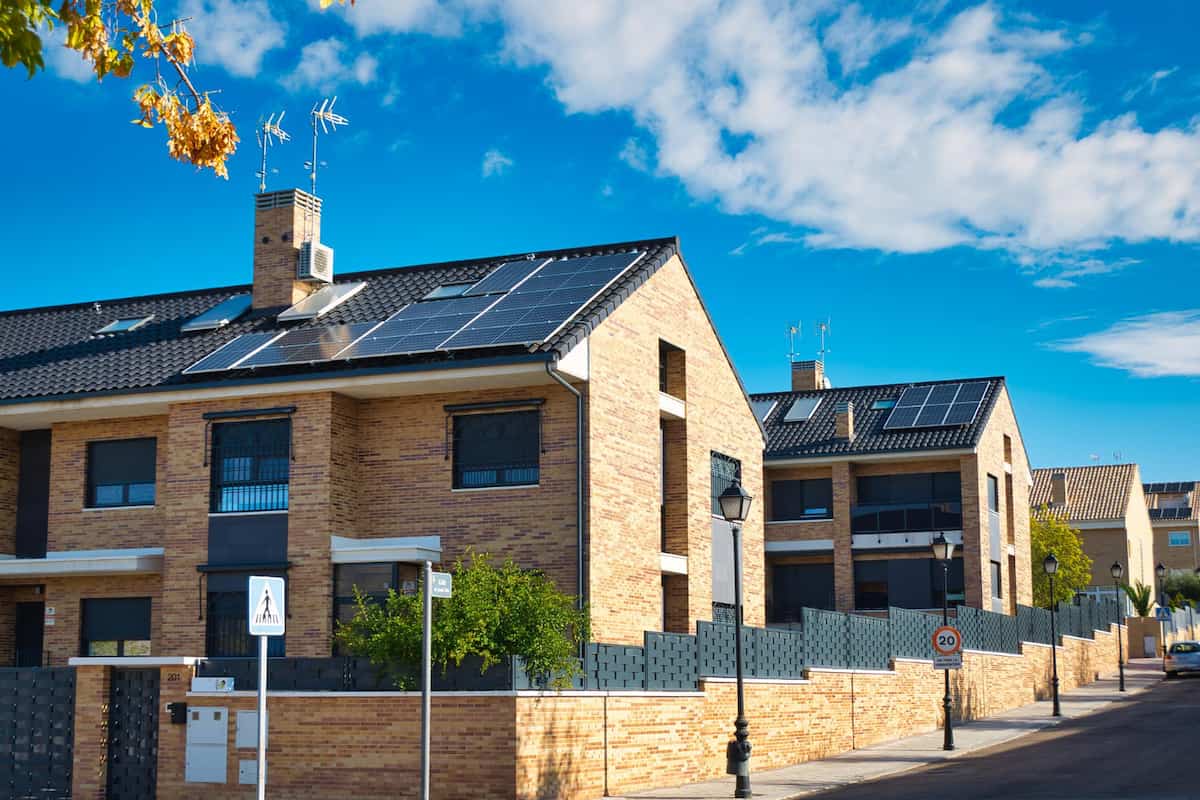 découvrez les avantages des toitures photovoltaïques pour produire votre propre électricité, réduire vos factures d'énergie et contribuer à la protection de l'environnement. informez-vous sur les meilleures technologies et les aides disponibles pour installer un système efficace et durable.