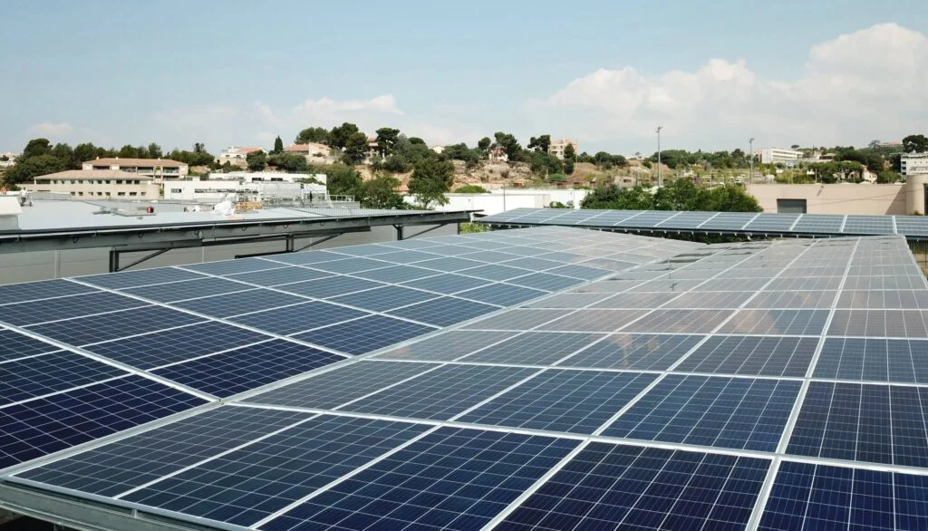 découvrez les avantages des toitures photovoltaïques pour une énergie durable et économique. transformez votre toit en source d'énergie renouvelable et réduisez votre empreinte carbone tout en réalisant des économies sur vos factures d'électricité.
