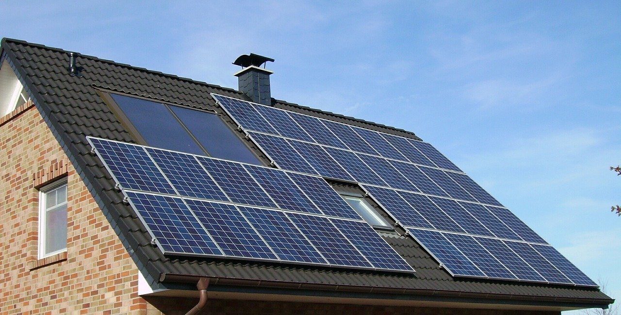 découvrez l'ardoise photovoltaïque, une solution innovante qui allie esthétique et efficacité énergétique. profitez d'une énergie renouvelable tout en préservant le design de votre toiture. transformez votre maison en un édifice éco-responsable avec des matériaux durables et performants.