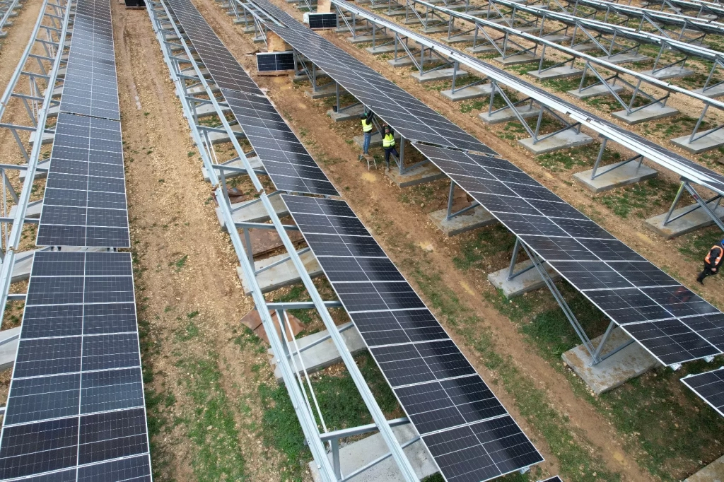 découvrez les avantages des panneaux photovoltaïques à avignon, une solution écologique et économique pour réduire vos factures d'énergie, valoriser votre patrimoine et contribuer à un avenir durable. informez-vous sur les incitations financières et les installations adaptées à votre domicile.