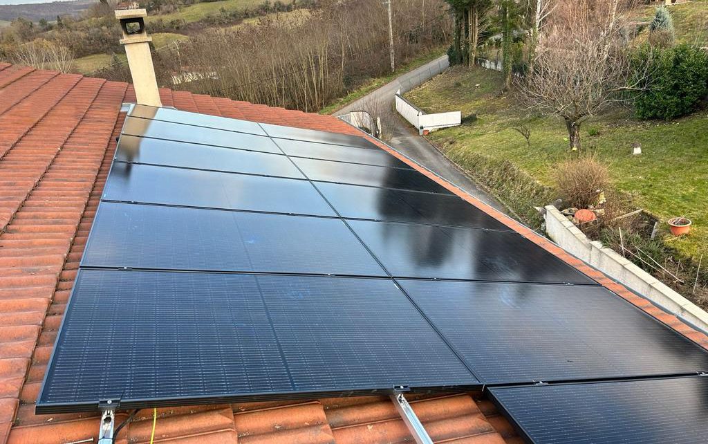 découvrez le rôle clé du conducteur de travaux photovoltaïque dans la gestion et la supervision de projets d'installation de panneaux solaires. apprenez comment ce professionnel optimise les processus, garantit la conformité aux normes et assure la satisfaction des clients tout en contribuant à la transition énergétique.
