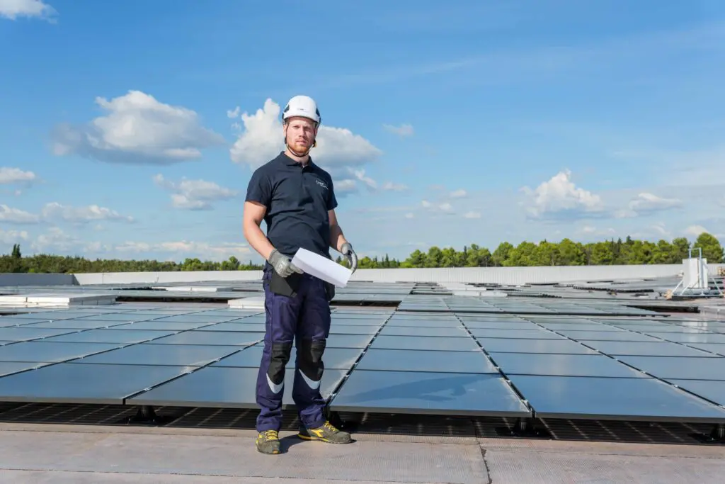 découvrez le rôle clé d'un conducteur de travaux photovoltaïque, chargé de superviser et de coordonner les projets d'installation de panneaux solaires. apprenez-en davantage sur ses compétences, ses responsabilités et l'importance de cette profession dans la transition énergétique.
