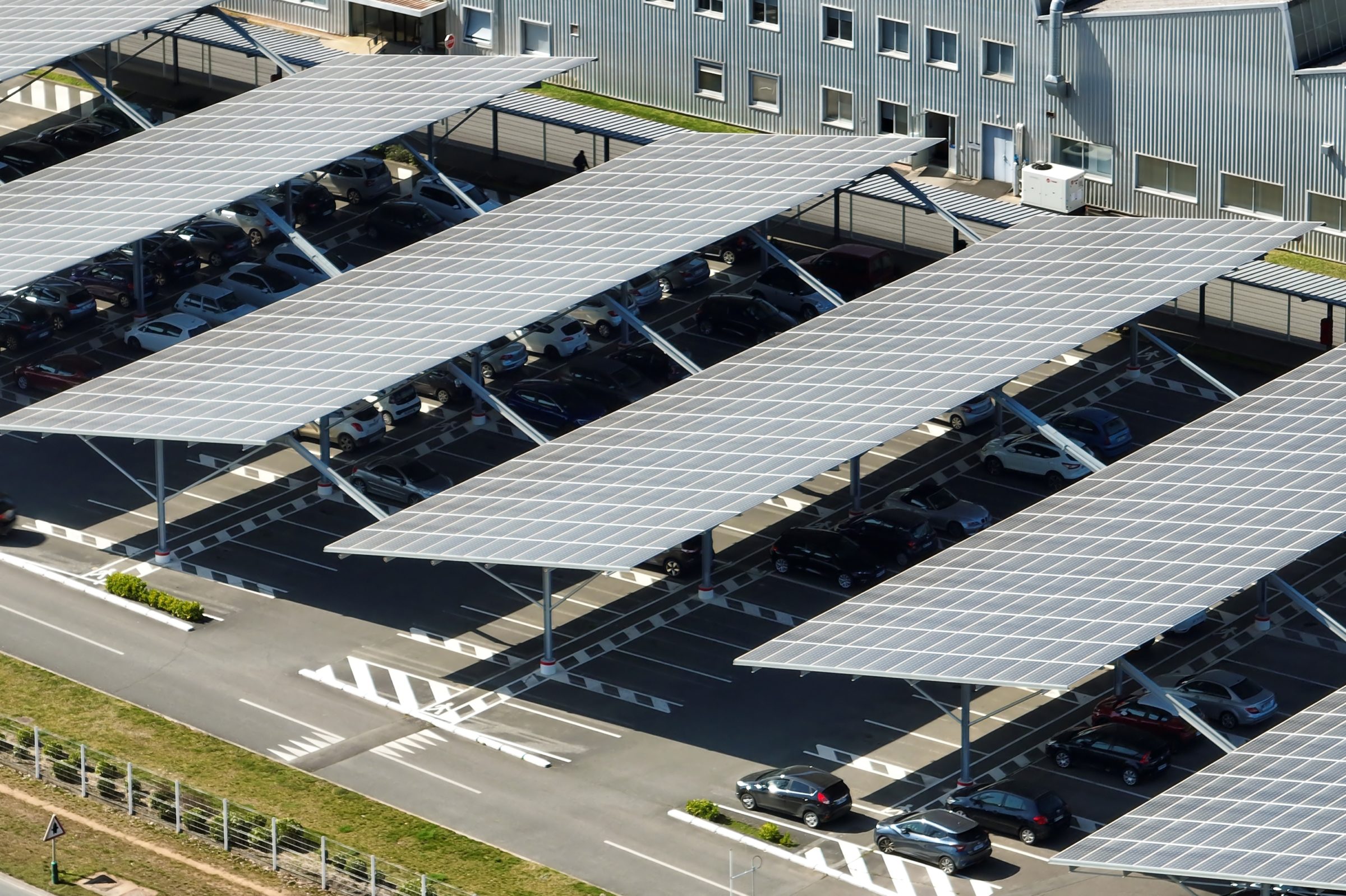 découvrez comment la récente diminution des aides gouvernementales aux panneaux solaires impacte les pme. informez-vous sur les nouvelles conditions de financement et les alternatives viables pour adopter des énergies renouvelables, tout en optimisant votre budget.