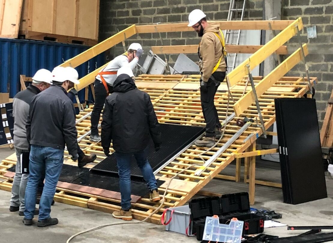 découvrez le métier de technicien photovoltaïque, un expert dans l'installation et la maintenance de systèmes solaires. apprenez-en plus sur ses compétences essentielles, son rôle dans la transition énergétique et comment il contribue à un avenir plus durable grâce à l'énergie renouvelable.