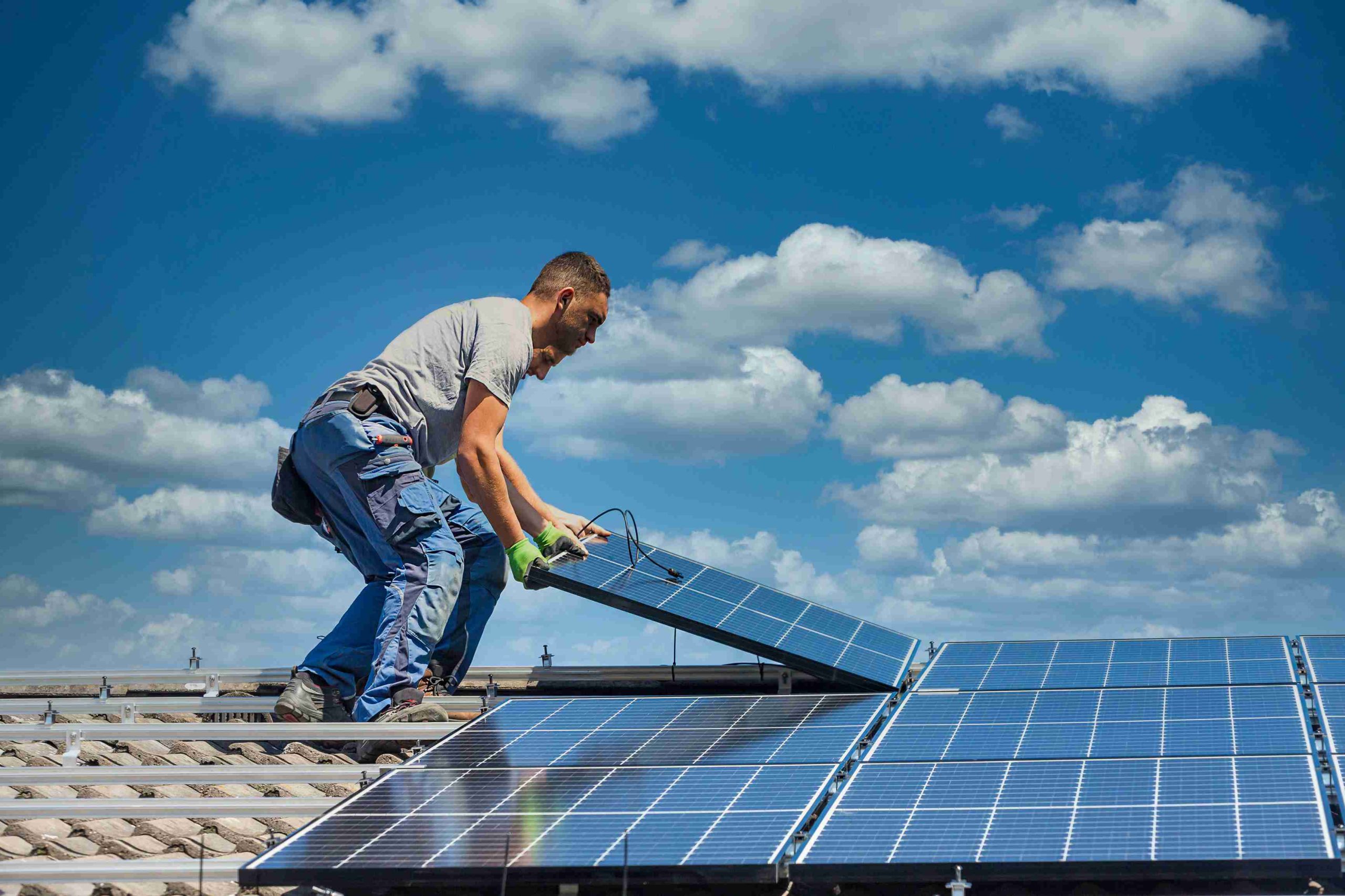 découvrez le métier de technicien photovoltaïque : formation, compétences et perspectives d'avenir dans le secteur de l'énergie renouvelable. apprenez comment ces experts installent et maintiennent des systèmes solaires pour contribuer à un avenir durable.
