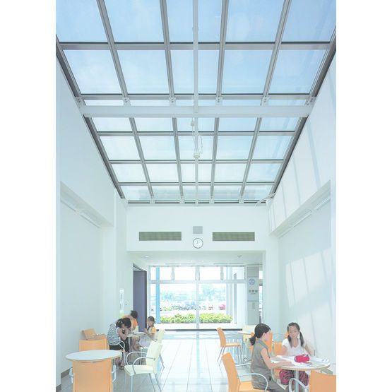 découvrez les cellules solaires semi-transparentes : une technologie innovante permettant de produire de l'énergie solaire tout en laissant passer la lumière, idéale pour les fenêtres, façades de bâtiments et applications design.