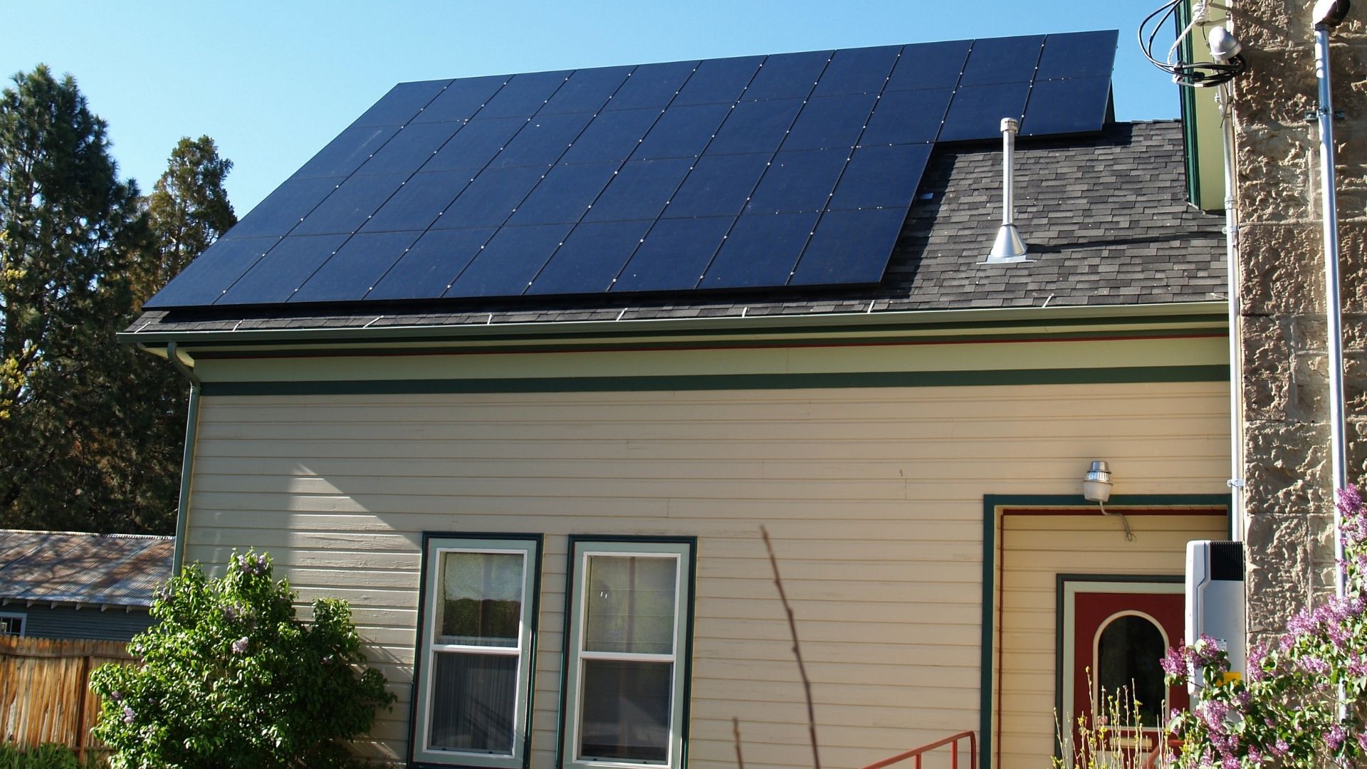 découvrez tout ce qu'il faut savoir sur les coûts des panneaux solaires : prix d'installation, aides financières, économies réalisables et conseils pour rentabiliser votre investissement.