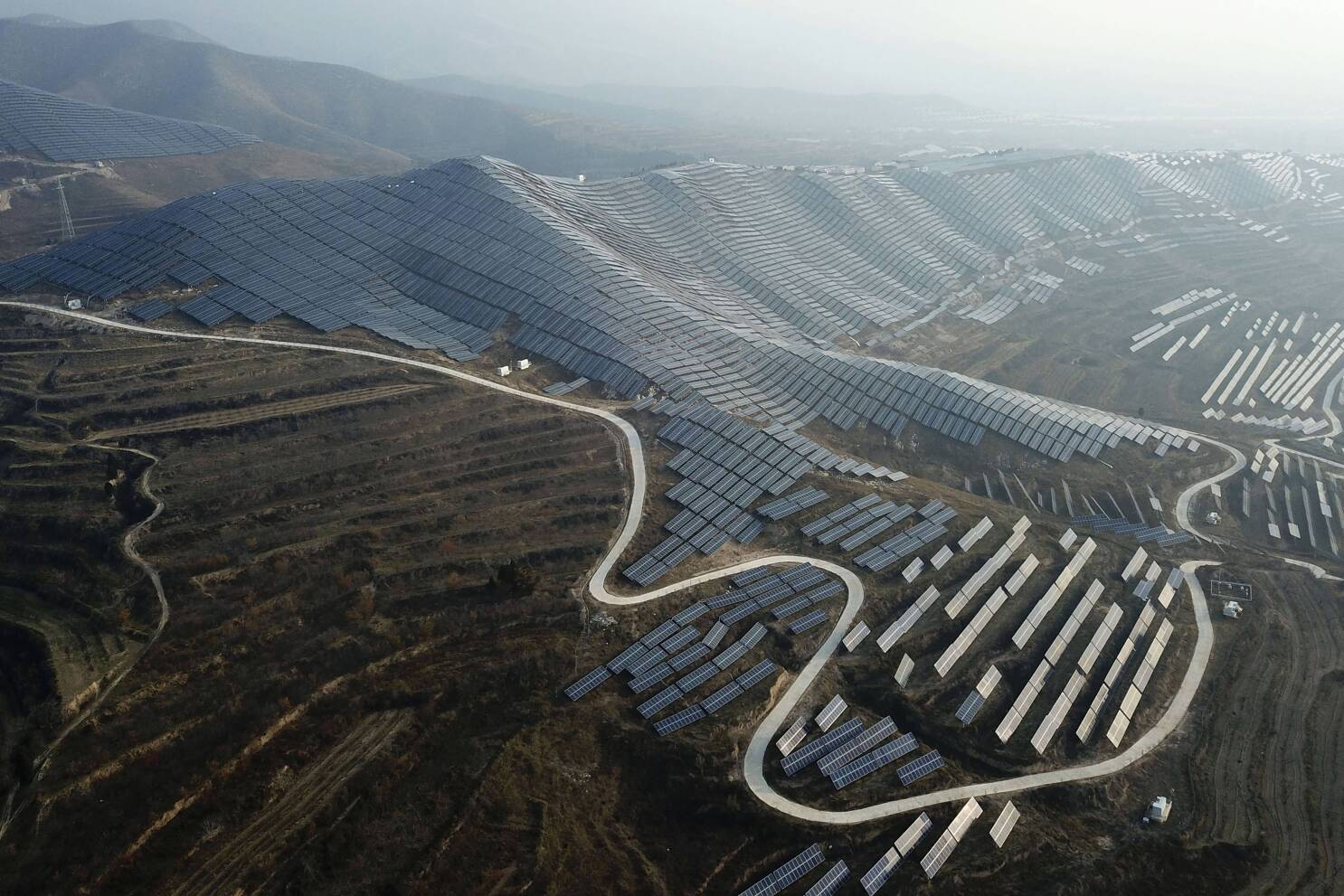 découvrez comment la surproduction de panneaux solaires chinois perturbe le marché mondial, provoque une chute des prix et soulève des inquiétudes pour l'industrie photovoltaïque et la transition énergétique.