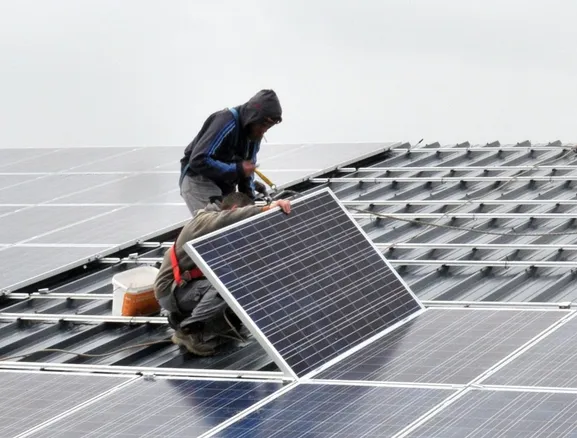 découvrez comment éviter les escroqueries liées aux panneaux solaires : conseils, précautions et astuces pour reconnaître les arnaques et protéger votre investissement.