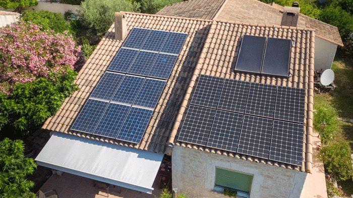 découvrez le chauffage solaire sous panneaux photovoltaïques, une solution écologique et économique pour optimiser l'énergie solaire et réduire votre facture énergétique.