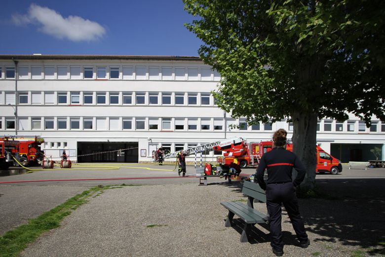 découvrez les causes et conséquences d'un incendie survenu dans un collège lié à l'installation de panneaux solaires. informations sur l'incident, mesures de sécurité et prévention.