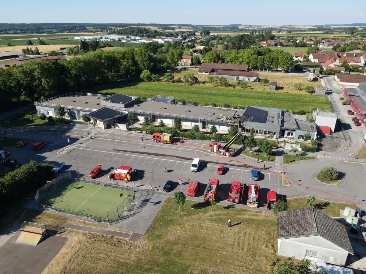découvrez comment un incendie s'est déclaré au sein d'un collège suite à l'installation de panneaux solaires. analyse des causes, conséquences et mesures de sécurité.
