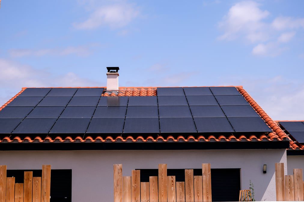 découvrez comment l'autoconsommation photovoltaïque peut vous protéger contre la hausse des prix de l'énergie en produisant votre propre électricité verte et économique.